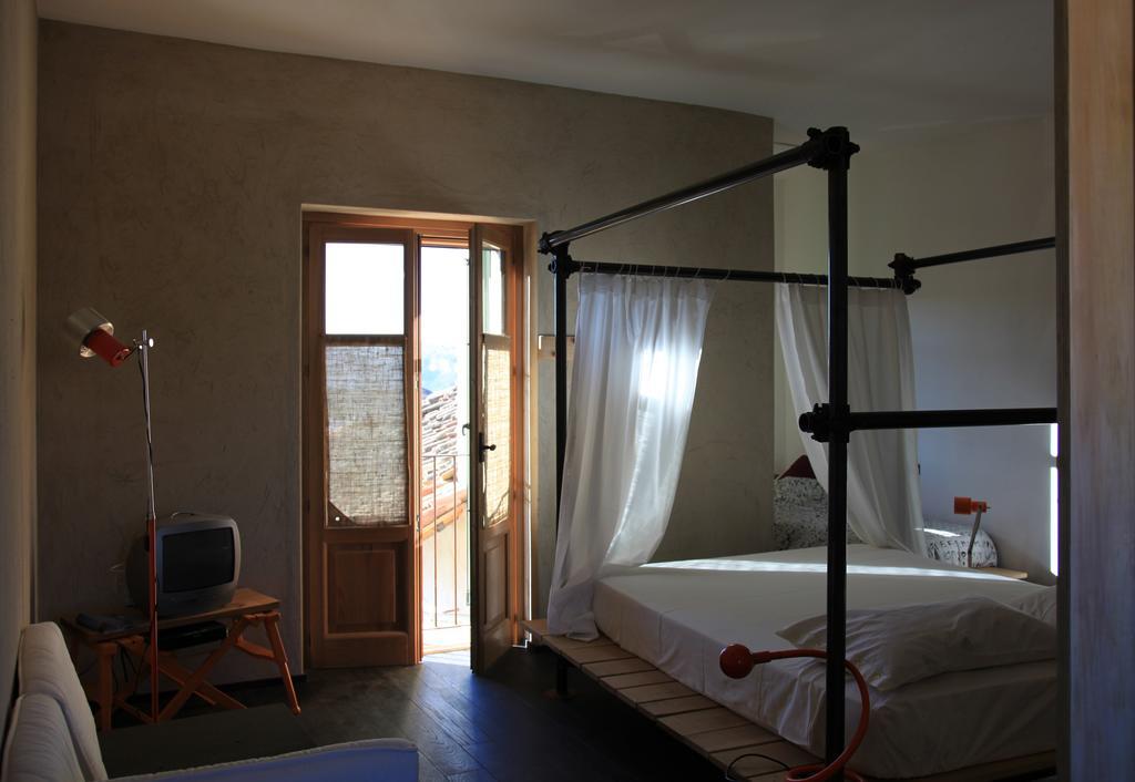 B&B Acaso Serralunga d'Alba Bagian luar foto